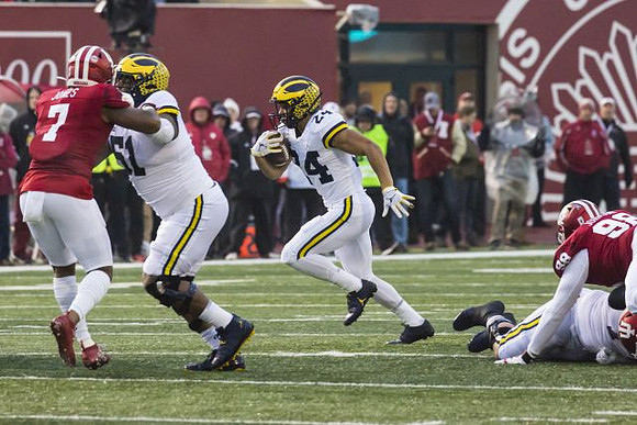 Cesar Ruiz (51) and Zach Charbonnet (24)
