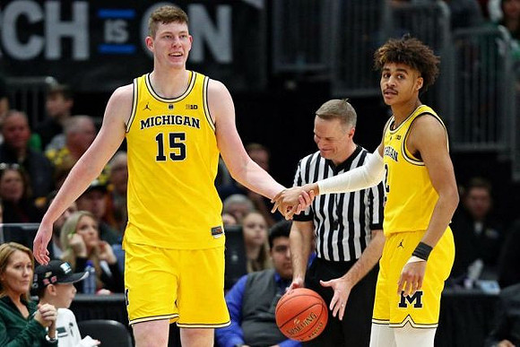 Jon Teske (15) and Jordan Poole (2)