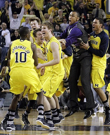 Tim Hardaway Jr. (10), Evan Smotrycz (23), Zack Novak (0), Matt Vogrich (13), Jon Horford (15), and Sai Tummala (24)