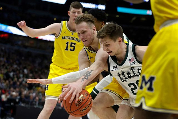 Ignas Brazdeikis (13) and Jon Teske (15)