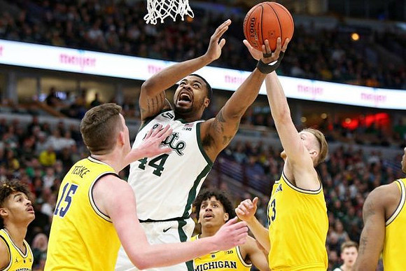 Jordan Poole (2), Jon Teske (15), Eli Brooks (55), Ignas Brazdeikis (13), and Zavier Simpson (3)