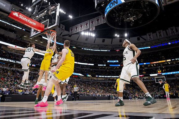Ignas Brazdeikis (13) and Jon Teske (15)