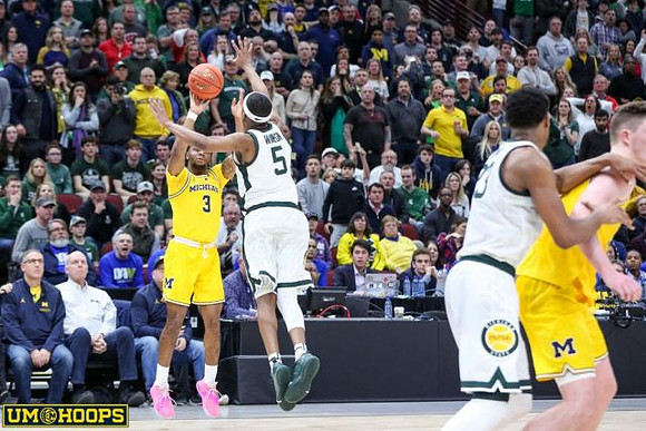 Zavier Simpson (3) and Jon Teske (15)