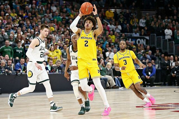 Jordan Poole (2) and Zavier Simpson (3)
