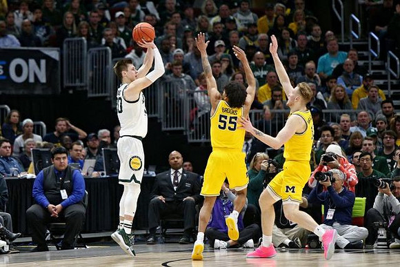 Eli Brooks (55) and Ignas Brazdeikis (13)