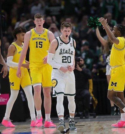Jordan Poole (2), Jon Teske (15), and Zavier Simpson (3)