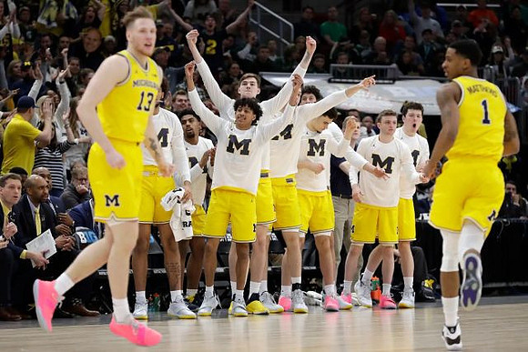 Ignas Brazdeikis (13), Charles Matthews (1), and Michigan Team