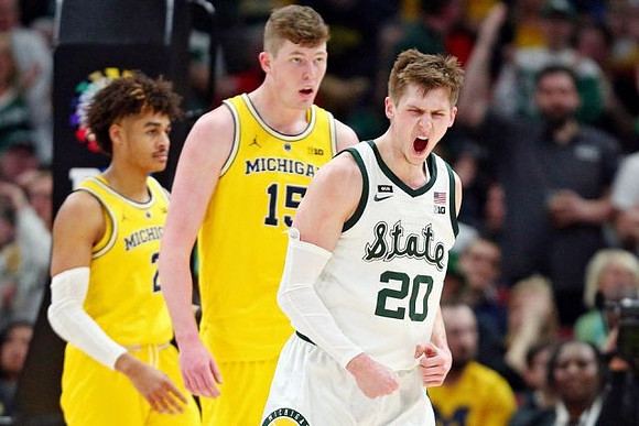 Jordan Poole (2) and Jon Teske (15)