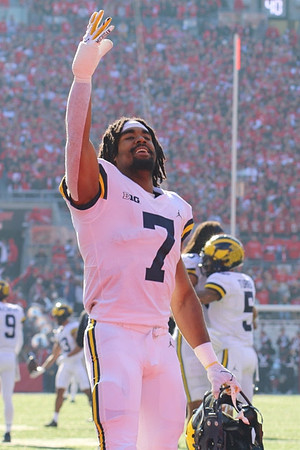 Donovan Edwards (7) and Michigan Team