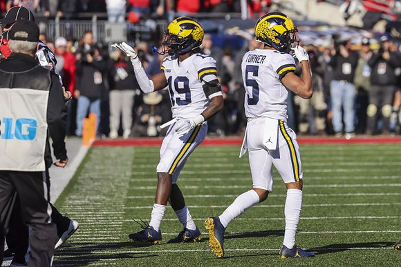 Rod Moore (19) and DJ Turner (5)