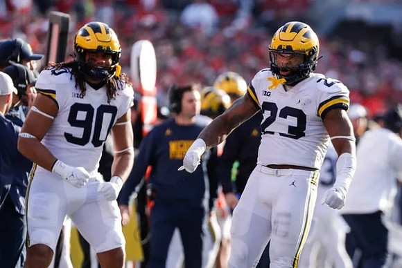 Mike Morris (90) and Michael Barrett (23)