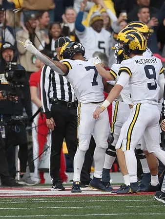Donovan Edwards (7) and J.J. McCarthy (9)