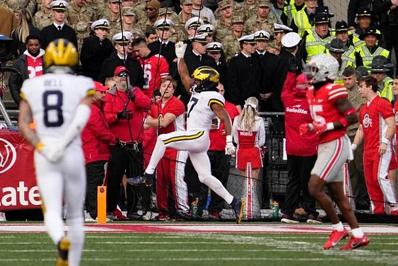 Ronnie Bell (8) and Donovan Edwards (7)