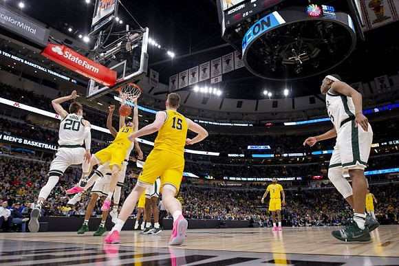 Ignas Brazdeikis (13), Jon Teske (15), and Zavier Simpson (3)