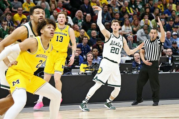 Jordan Poole (2) and Ignas Brazdeikis (13)
