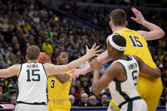 Zavier Simpson (3) and Jon Teske (15)