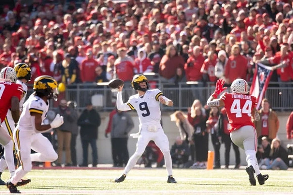 Donovan Edwards (7) and J.J. McCarthy (9)