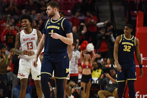 Hunter Dickinson (1) and Tarris Reed Jr. (32)