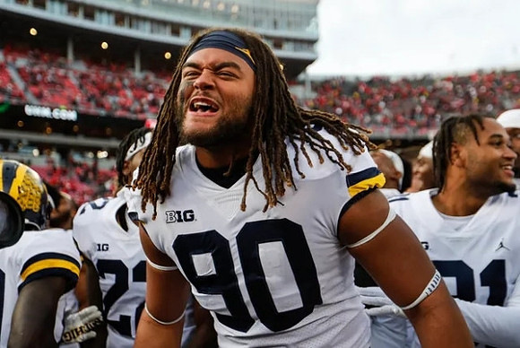 Mike Morris (90) and Michigan Team
