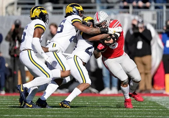R.J. Moten (6), Junior Colson (25), and Gemon Green (22)