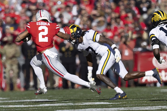 Makari Paige (7) and Rod Moore (19)