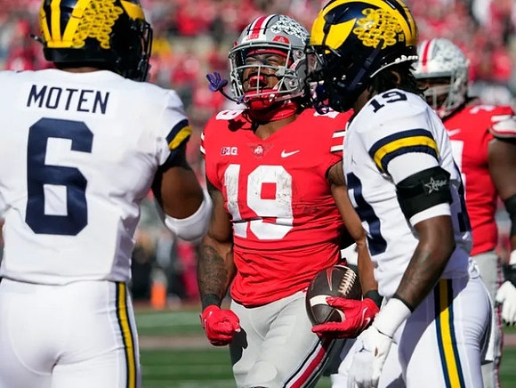 R.J. Moten (6) and Rod Moore (19)