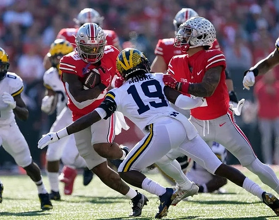 Mike Sainristil (0) and Rod Moore (19)