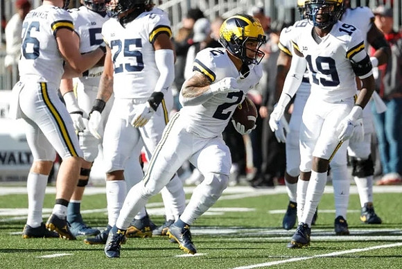 Blake Corum (2) and Michigan Team