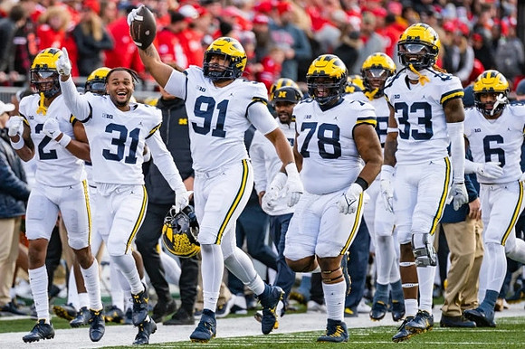 Will Johnson (2), Jalen Perry (31), Taylor Upshaw (91), Kenneth Grant (78), German Green (33), and R.J. Moten (6)