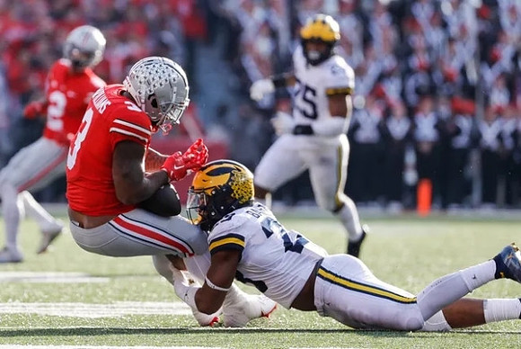 Michael Barrett (23) and Junior Colson (25)