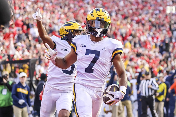 Cornelius Johnson (6) and Donovan Edwards (7)