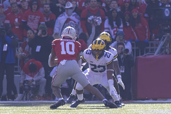 Michael Barrett (23) and Makari Paige (7)