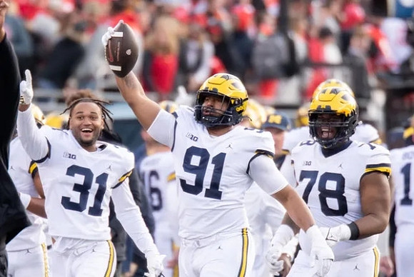Jalen Perry (31), Taylor Upshaw (91), and Kenneth Grant (78)