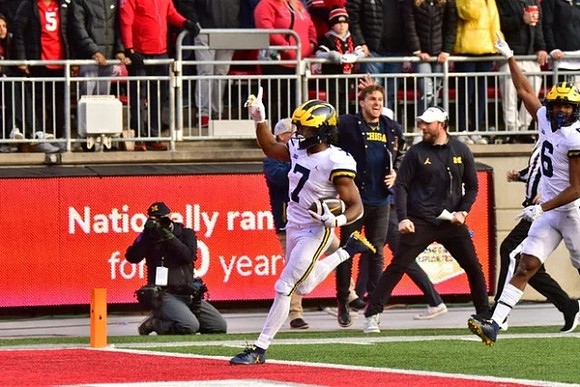 Donovan Edwards (7) and Cornelius Johnson (6)