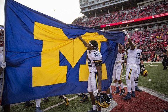 Gemon Green (22) and Michigan Team