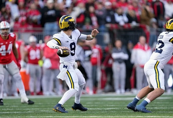 J.J. McCarthy (9) and Karsen Barnhart (52)