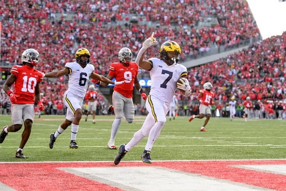 Cornelius Johnson (6) and Donovan Edwards (7)
