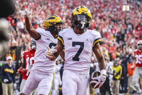 Cornelius Johnson (6) and Donovan Edwards (7)