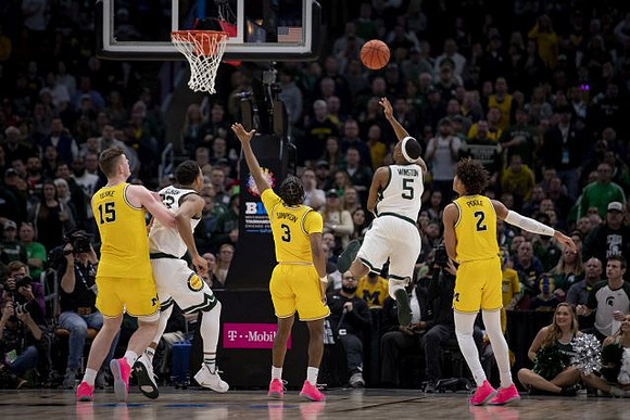 Jon Teske (15), Zavier Simpson (3), and Jordan Poole (2)
