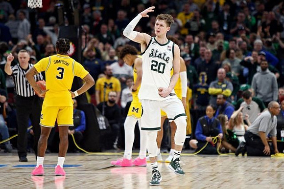 Zavier Simpson (3) and Jordan Poole (2)