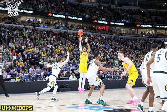 Jordan Poole (2) and Jon Teske (15)