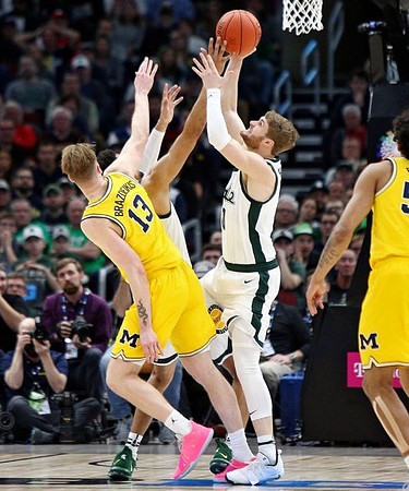 Ignas Brazdeikis (13) and Eli Brooks (55)