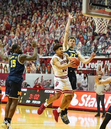 Chaundee Brown Jr. (15), Franz Wagner (21), and Indiana Head Coach Archie Miller