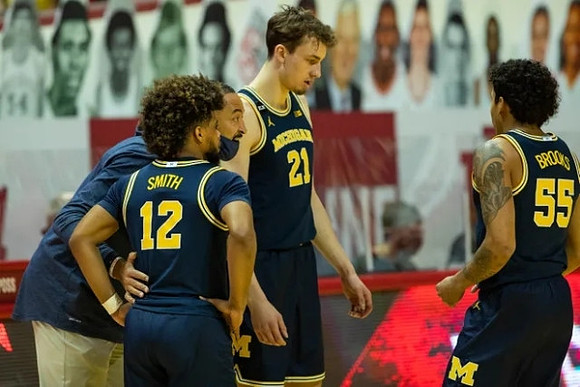 Juwan Howard, Mike Smith (12), Franz Wagner (21), and Eli Brooks (55)