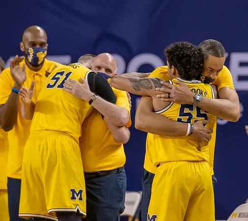 Chris Hunter, Austin Davis (51), Phil Martelli, Eli Brooks (55), and Juwan Howard