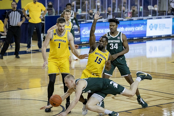 Hunter Dickinson (1) and Chaundee Brown Jr. (15)