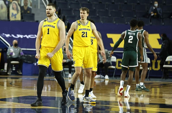 Hunter Dickinson (1), Franz Wagner (21), and Eli Brooks (55)