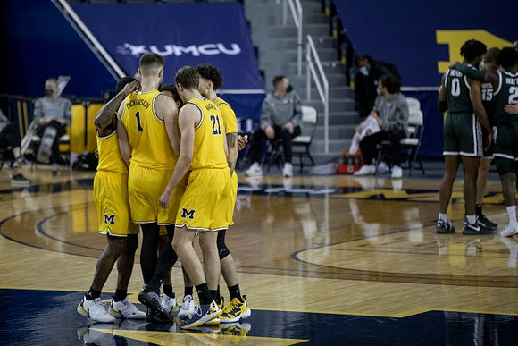 Chaundee Brown Jr. (15), Hunter Dickinson (1), Franz Wagner (21), Brandon Johns Jr. (23), and Eli Brooks (55)