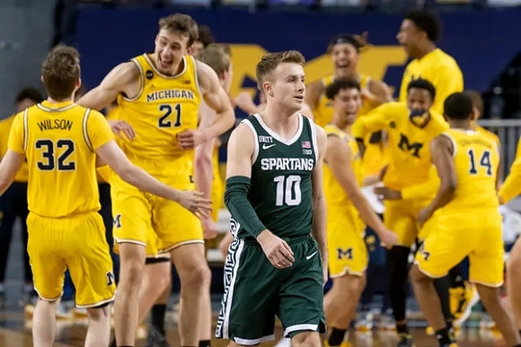 Luke Wilson (32), Franz Wagner (21), and Michigan Team