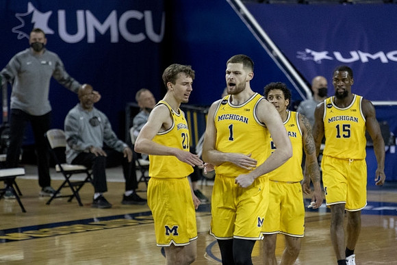 Franz Wagner (21), Hunter Dickinson (1), Eli Brooks (55), and Chaundee Brown Jr. (15)